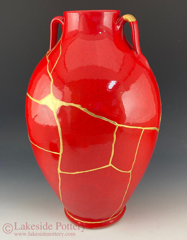 Premium AI Image  Shining Resurgence Kintsugi Pottery with Gold